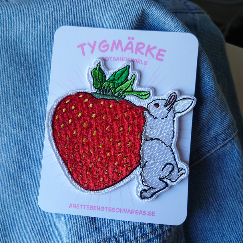 Tygmärke - Jordgubbe med kanin